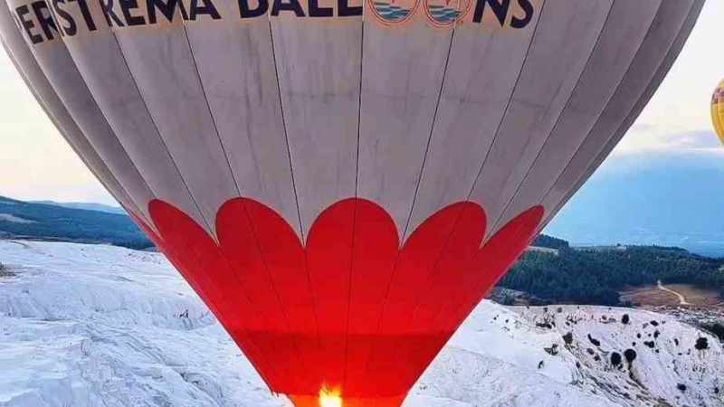 Pamukkale semalarında bayraklı balonlarla 30 Ağustos kutlaması