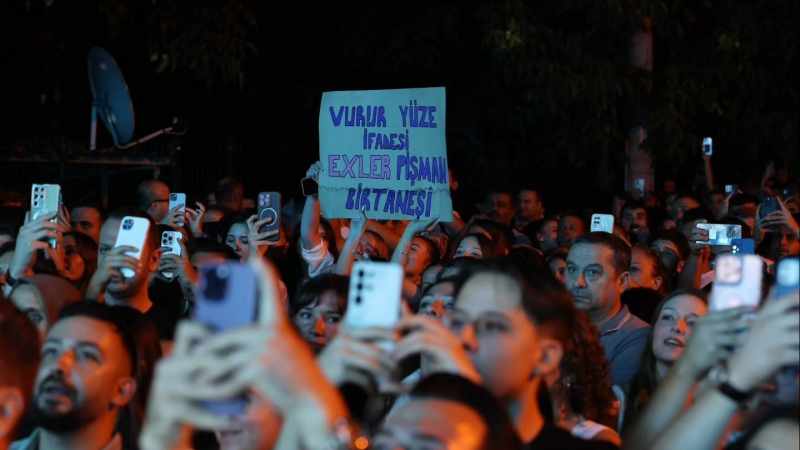 Tavas Zeybek Festivali'nde Merve Özbey ile eşsiz bir müzik şöleni gerçekleştirildi