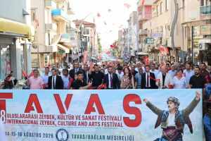 Denizli'de 8. Tavas Zeybek Kültür ve Sanat Festivali, coşkulu kortej yürüyüşü ile kapılarını açtı