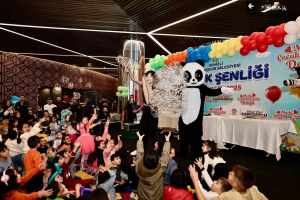 Denizli'de Çocuk Şenliği Yaz Tatilini Renklendiriyor