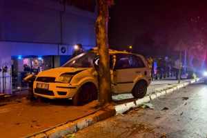 Denizli'de Direksiyon Hakimiyetini Kaybeden Otomobil Ağaca Çarptı