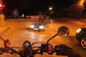 Denizli'de ters şeritten gelen otomobil motosikletliye ölüm tehlikesi yaşattı