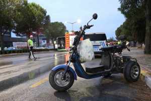 Motosiklet devrildi, sürücü otobüsün altında hayatını kaybetti: 1 ölü