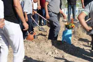 Ölen Bebeğin Kundak Bezi Mezar Taşına Sarıldı