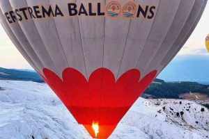 Pamukkale semalarında bayraklı balonlarla 30 Ağustos kutlaması
