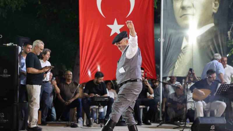 Üstadlar ve genç yetenekler 'Zeybek Ateşi'ni tutuşturdu
