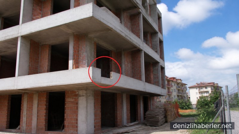 Camsız korkuluk boşluğundan düşen çocuğun yaralanması paniğe neden oldu