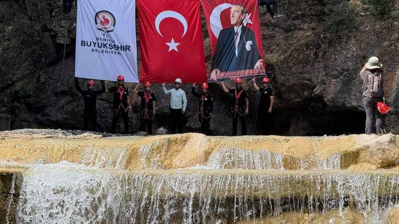 DEBAK’tan Acıpayam Kanyonu’nda 75 metreden bayrak inişi