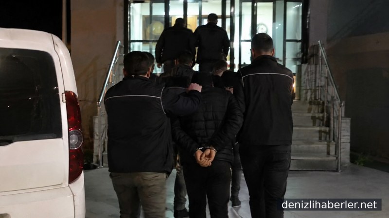 Denizli'de gerçekleştirilen silah kaçakçılığı operasyonunda 3 kişi gözaltına alındı ve tutuklandı.