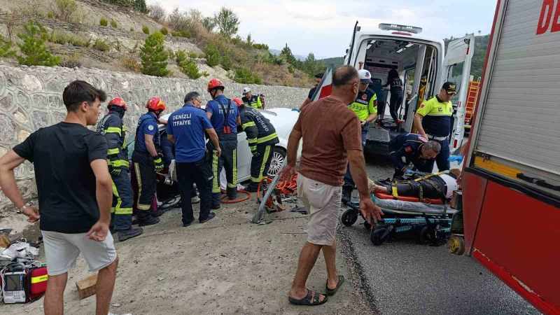 Denizli'de iki otomobilin çarpışmasında 2 arkadaş öldü