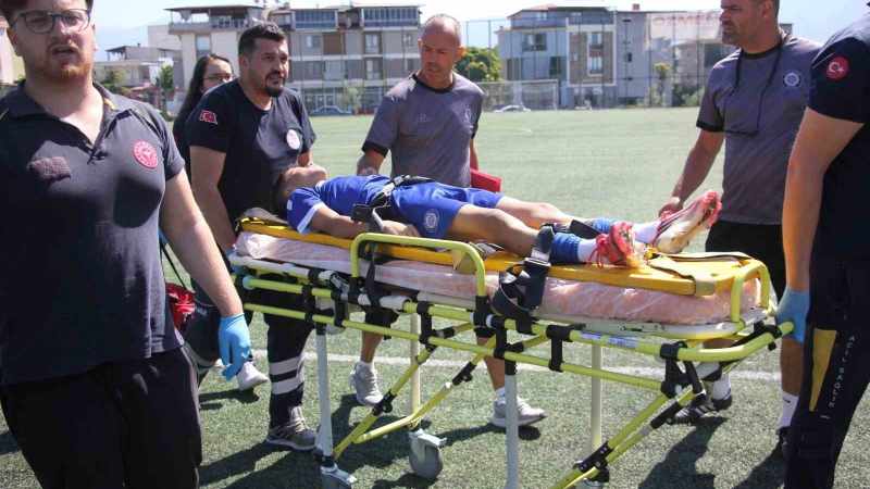 Denizli'de U14 maçında çarpışan oyuncuya saha içi ilk müdahale