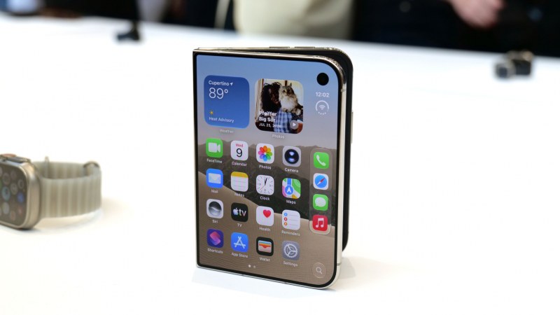iPhone Duo İncelemesi: Apple'ın Katlanabilir Telefonu Tasarımı ve Çoklu Görev Özellikleriyle Öne Çıkıyor