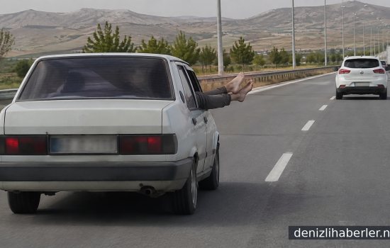 Camdan Ayaklarını Dışarı Çıkaran Yolcu, Trafik Güvenliğini Tehlikeye Sokan Anlar Yaşattı