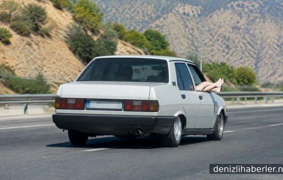 Camdan Ayaklarını Dışarı Saran Yolcunun Eylemi Trafiği Tehlikeye Sokuşturdu