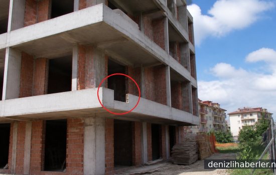 Camsız korkuluk boşluğundan düşen çocuğun yaralanması paniğe neden oldu