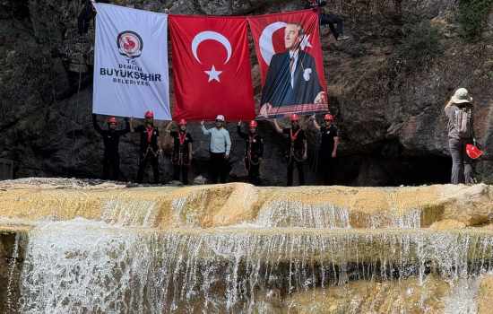 DEBAK’tan Acıpayam Kanyonu’nda 75 metreden bayrak inişi