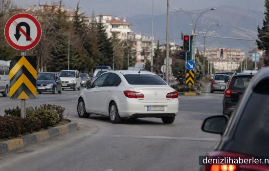 Denizli Ulus Kavşağı'nda Tehlikeli Kural İhlalleri Kazaya Neden Oluyor