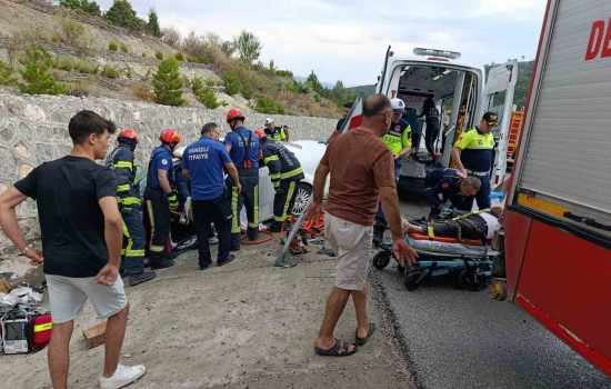 Denizli'de iki otomobilin çarpışmasında 2 arkadaş öldü