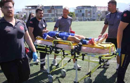 Denizli'de U14 maçında çarpışan oyuncuya saha içi ilk müdahale
