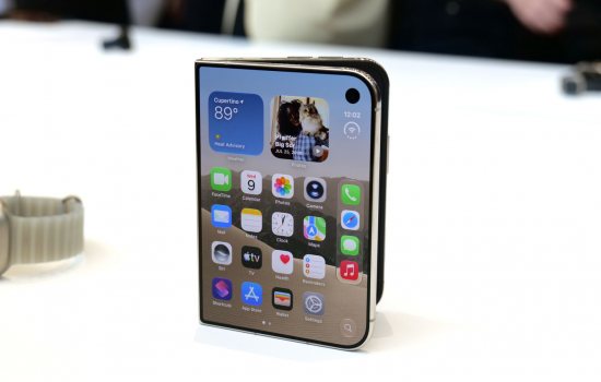 iPhone Duo İncelemesi: Apple'ın Katlanabilir Telefonu Tasarımı ve Çoklu Görev Özellikleriyle Öne Çıkıyor