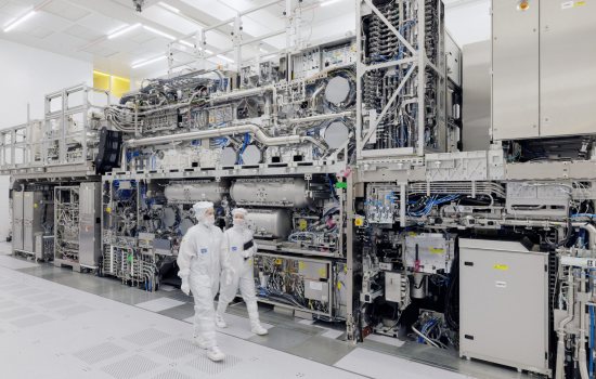 Samsung, TSMC ve Intel, ASML'nin 400 milyon dolarlık high NA EUV makinelerinde 12 inç fotomaskelere geçişi kabul etti