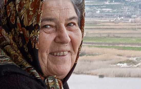 Serinhisar'da domates yüklü tır otomobille çarpıştı: 1 ölü, 2 yaralı