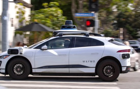 Waymo ve Zoox'un test sürücüleri, otonom araçların ani frenlerinden 24'ten fazla yaralanma yaşadı