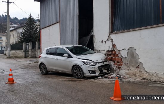 Yaşlı çift, duvara çarpan araçta hayatını kaybetti