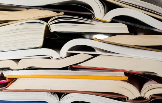 Yazarlar, Anthropic’in 1.5 Milyar Dolarlık Anlaşmasından Pay Talep Eden Yayıncı ve Acentelere Karşı Çıkıyor