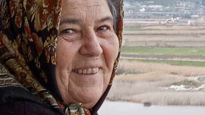 Serinhisar'da domates yüklü tır otomobille çarpıştı: 1 ölü, 2 yaralı