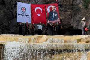 DEBAK’tan Acıpayam Kanyonu’nda 75 metreden bayrak inişi