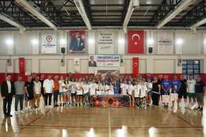 Denizli’de Ege’nin iki yakasından 4 takım, 60 sporcu basketbol turnuvasında buluştu