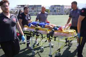 Denizli'de U14 maçında çarpışan oyuncuya saha içi ilk müdahale