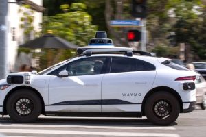 Waymo ve Zoox'un test sürücüleri, otonom araçların ani frenlerinden 24'ten fazla yaralanma yaşadı