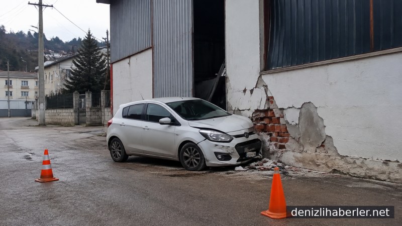 Yaşlı çift, duvara çarpan araçta hayatını kaybetti