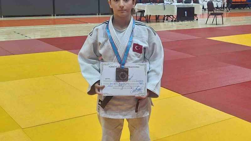 Arife Aydınoğlu, Yıldızlar Balkan Judo Şampiyonası'nda gümüş madalya kazandı