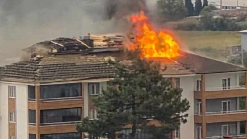 Buldan'da apartman çatısındaki yangın diğer katlara sıçramadan söndürüldü