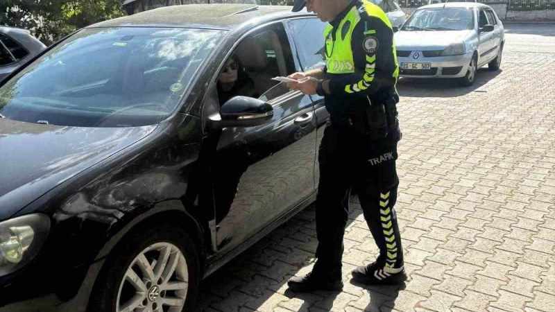 Çal’da Emniyet Amirliği ekipleri vatandaşlara trafik güvenliği ve dolandırıcılığa karşı bilgilendirme broşürü dağıttı