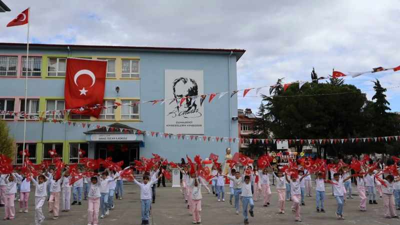Çivril'de Cumhuriyet Bayramı: İlkokul programının ardından meydanda çelenk töreni