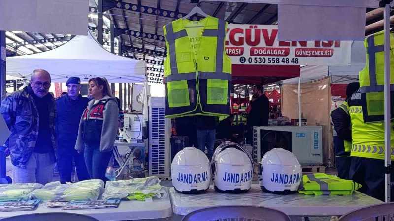 Çivril'de jandarmadan sürücülere reflektörlü yelek dağıtımı