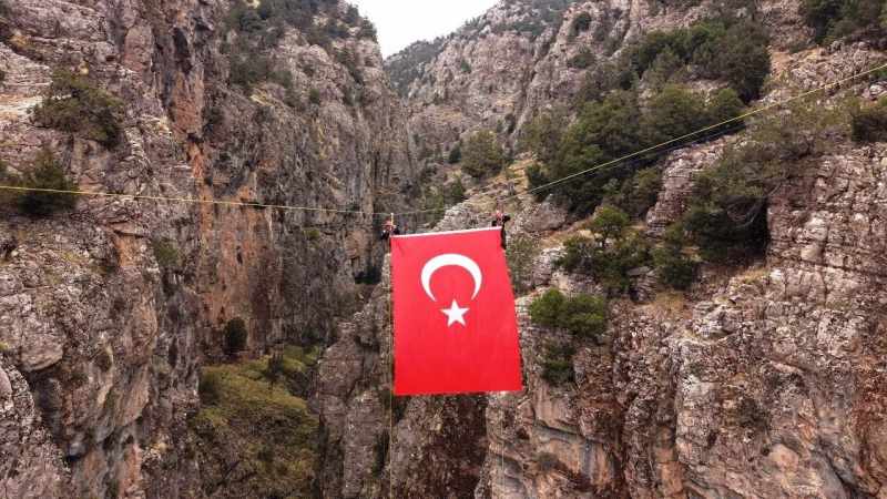 DEBAK, Acıpayam Kanyonu'nda 75 metre yükseklikte dev Türk bayrağı açtı