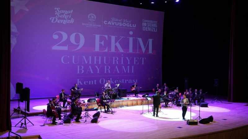 Denizli'de 29 Ekim kutlamaları Bilim Şov ve orkestra konseriyle başladı