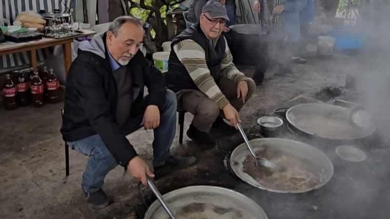 Kızılcabölük'te Çarpına Pekmezi üretimi bağ bozumuyla yeniden başladı