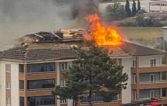 Buldan'da apartman çatısındaki yangın diğer katlara sıçramadan söndürüldü