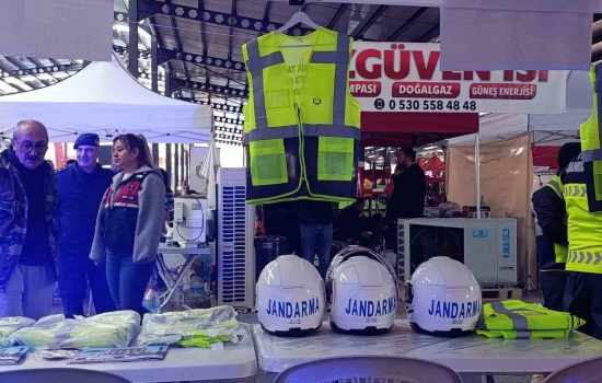 Çivril'de jandarmadan sürücülere reflektörlü yelek dağıtımı