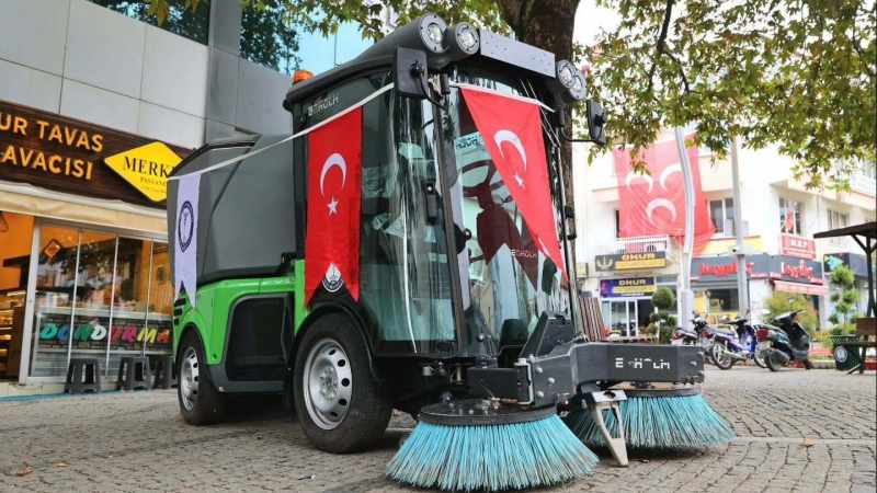 Tavas Belediyesi filosuna zemin süpürme aracı eklendi