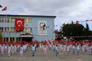 Çivril'de Cumhuriyet Bayramı: İlkokul programının ardından meydanda çelenk töreni