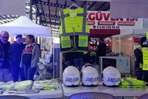 Çivril'de jandarmadan sürücülere reflektörlü yelek dağıtımı
